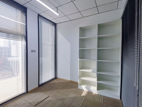 東三環萬達廣場精裝修帶家具寫字樓出租，戶型方正，隨時看房